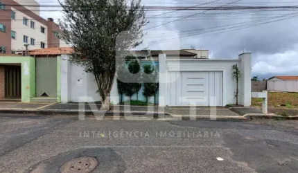 Casa com 3 quartos à venda no Santa Mônica, Uberlândia  por R$ 800.000