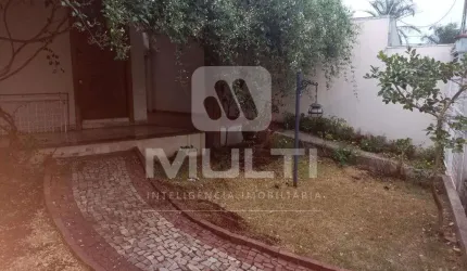 Casa com 5 quartos à venda no Centro, Uberlândia  por R$ 720.000