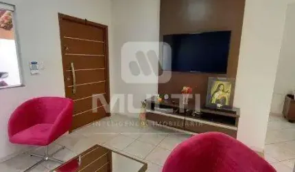 Casa com 3 quartos à venda na Cidade Jardim, Uberlândia  por R$ 820.000