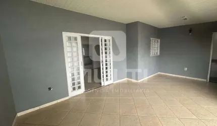 Casa com 3 quartos à venda no Cazeca, Uberlândia  por R$ 690.000