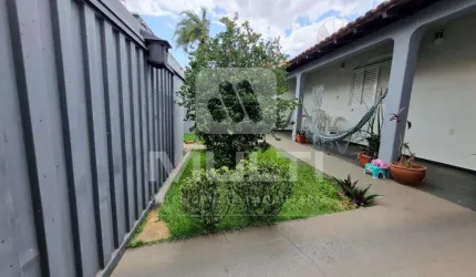 Casa com 3 quartos para alugar na Cidade Jardim, Uberlândia  por R$ 2.900
