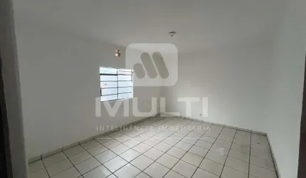 Casa com 2 quartos para alugar no Osvaldo Rezende, Uberlândia  por R$ 950