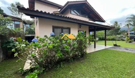 Linda casa à venda em São Sebastião-SP, no bairro Baleia, com 3 quartos, 2 suítes, 2 salas, 3 banheiros, 6 vagas de garagem e 170m² de área!