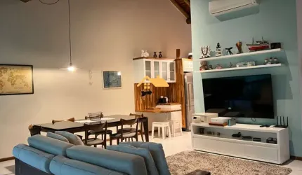 Casa em Condomínio à Venda em Maresias, São Sebastião-SP: 3 Quartos, 1 Suíte, 2 Salas, 2 Banheiros, 2 Vagas, 110m².