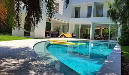 Casa em Condomínio de Luxo em Toque-toque Pequeno, São Sebastião-SP: 3 Quartos, 3 Suítes, 2 Salas, 3 Banheiros, 2 Vagas - 180m².