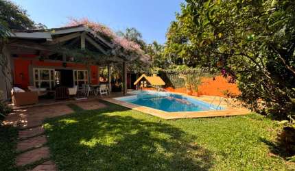 Belíssima casa à venda em São Sebastião-SP, Barra do Sahy: 3 quartos, 2 suítes, 2 salas, 4 banheiros, 2 vagas, 250m².