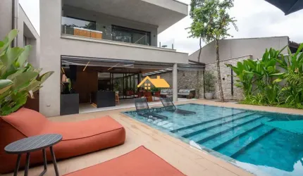 Luxuosa casa em condomínio com 5 quartos, 5 suítes e 500m² em Camburi, São Sebastião-SP. Agende sua visita hoje!
