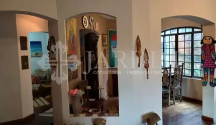 CASA COM ARQUITERURA DIFERENCIADA