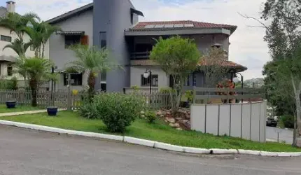 Belíssima casa no CONDOMÍNIO ARUJAZINHO V com 351 m² NA FRENTE DO LAGO 3 suítes PORTEIRA FECHADA
