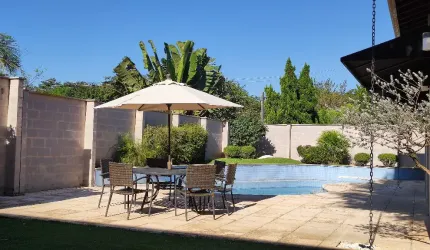 Linda casa em condomínio Park Campestre.