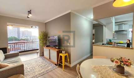 Apartamento de 60m² com 2 dormitórios, sendo 1 suíte, varanda, cozinha americana e 1 vaga na Vila Romana
