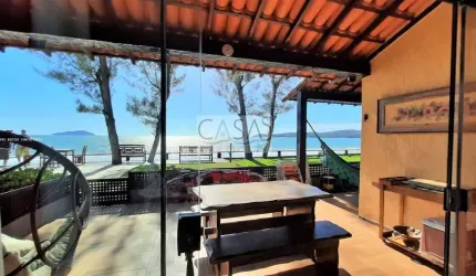 Casa 3 quartos Frontal Mar em condomínio Pé na Areia - Manguinhos.