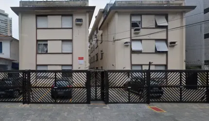 Apartamento no Gonzaga, com 2 dormitoriros, 70m², garagem coletiva suficiente.