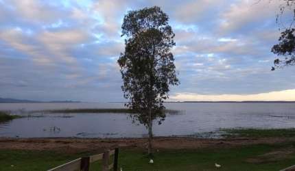 TERRA DE AREIA - BEIRA DA LAGOA ITAPEVA -Oportunidade imperdível! Casa à venda em Terra de Areia, na Rota do Sol, à beira da Lagoa Itapeva, com um visual de tirar o fôlego. A casa conta com 2 dormitór