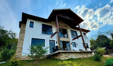 Casa  em Condomino fechado à Venda em Juiz de Fora: 4 Quartos, Piscina aquecida  e Muito Mais!
