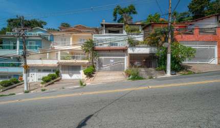 Confortável sobrado para venda com 4 quartos, sendo 2 suítes, 236m²