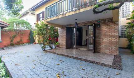 Versátil sobrado para venda com 4 quartos, sendo 2 suítes, 205m²