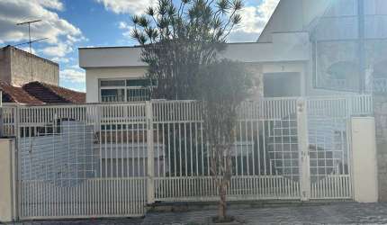 Agradável casa tipo para venda com 4 quartos, sendo 2 suítes, 256m²