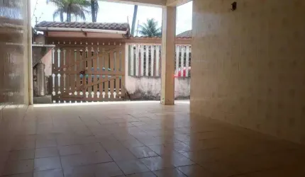 CASA COM 2 DORMITÓRIOS NA PRIMEIRA QUADRA DA PRAIA