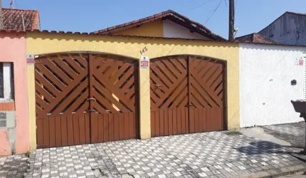 CASA 3 DORMITÓRIOS E COM PISCINA À 150 METROS DA PRAIA