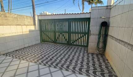 CASA NA SEGUNDA QUADRA DA PRAIA
