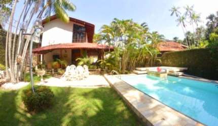 Casa no Parque Residências – 4 suítes sendo 3 com closet, piscina com hidromassagem. 1.100m² de terreno e 600m² construída.