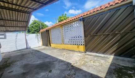 Casa no Conj. Nova República – 3 quartos sendo 1 suíte, portão eletrônico, quintal amplo.