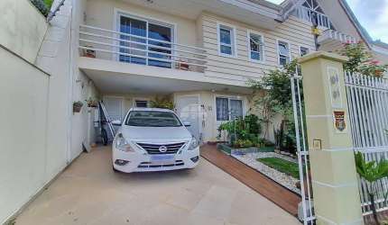 Sobrado para venda em Atuba de 114.00m² com 3 Quartos, 1 Suite e 2 Garagens