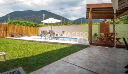 Casa para alugar em Condominio Lagoinha de 149.00m² com 4 Quartos, 3 Suites e 3 Garagens