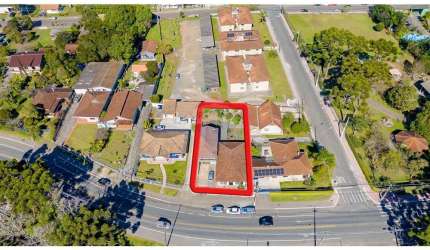 Sobrado para venda em Quatro Barras de 653.00m² com 6 Quartos e 3 Garagens