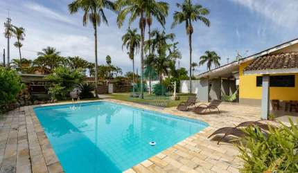 Casa para venda em Praia Da Lagoinha de 150.00m² com 4 Quartos, 4 Suites e 5 Garagens