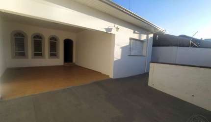 Casa para venda em Vila Nova Botucatu de 190.00m² com 4 Quartos, 1 Suite e 3 Garagens