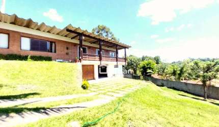 Casa para alugar em Granja Viana de 303.00m² com 3 Quartos, 1 Suite e 15 Garagens