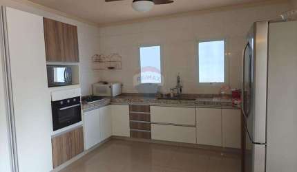 Casa de Condomínio para alugar em Parque Residencial Itapeti de 244.00m² com 3 Quartos, 3 Suites e 4 Garagens