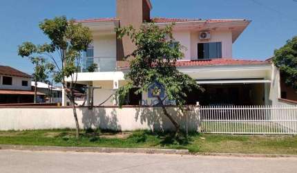 Sobrado para venda em Praia De Ubatuba de 180.00m² com 4 Quartos, 1 Suite e 2 Garagens