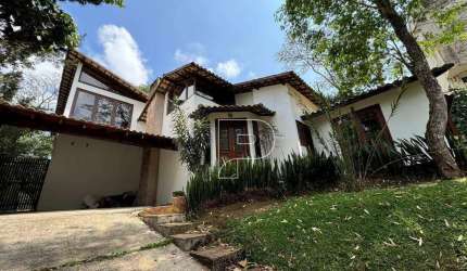Casa de Condomínio para venda e aluguel em Granja Viana de 300.00m² com 4 Quartos, 2 Suites e 2 Garagens