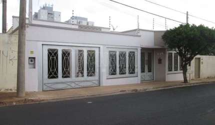 Casa para venda em Vila Xavier (vila Xavier) de 218.00m² com 3 Quartos, 1 Suite e 4 Garagens