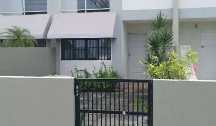 Sobrado para venda em Matinhos de 129.00m² com 3 Quartos, 1 Suite e 2 Garagens