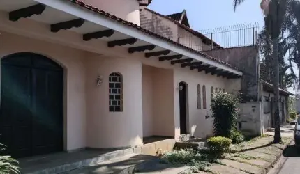 Casa para venda em Vila Oliveira de 390.00m² com 3 Quartos, 1 Suite e 4 Garagens