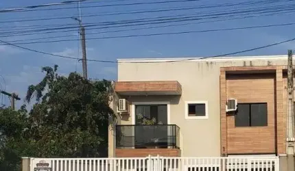 Sobrado para venda em Guaratuba de 164.00m² com 4 Quartos, 2 Suites e 4 Garagens