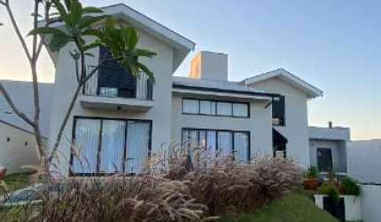 Casa para venda em Jardim Mantova de 333.00m² com 3 Quartos, 3 Suites e 4 Garagens