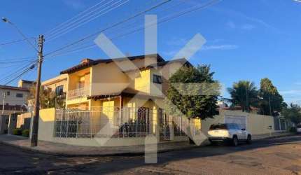 Casa para venda em Centro de 205.00m² com 3 Quartos, 1 Suite e 3 Garagens