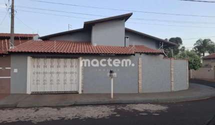 Casa para venda em Jardinópolis de 200.00m² com 3 Quartos, 1 Suite e 2 Garagens