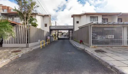 Sobrado para venda em Boqueirão de 90.00m² com 4 Quartos e 2 Garagens