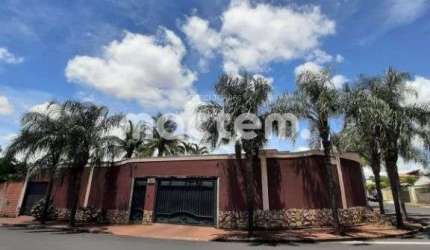 Casa para venda em Parque Das Figueiras de 360.00m² com 4 Quartos, 2 Suites e 8 Garagens