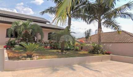 Casa para venda em Roça Grande de 205.00m² com 3 Quartos e 5 Garagens