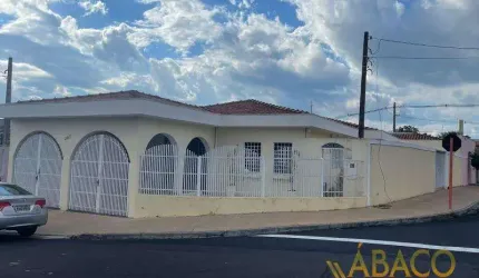 Casa para venda em Jardim Hikari de 220.00m² com 3 Quartos, 1 Suite e 3 Garagens