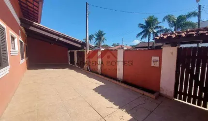 Casa para venda em Centro de 162.00m² com 3 Quartos, 1 Suite e 5 Garagens