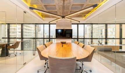 Sala Comercial para venda e aluguel em Água Verde de 206.00m² com 2 Garagens