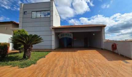 Casa para venda em Jardinópolis de 216.00m² com 4 Quartos, 2 Suites e 4 Garagens